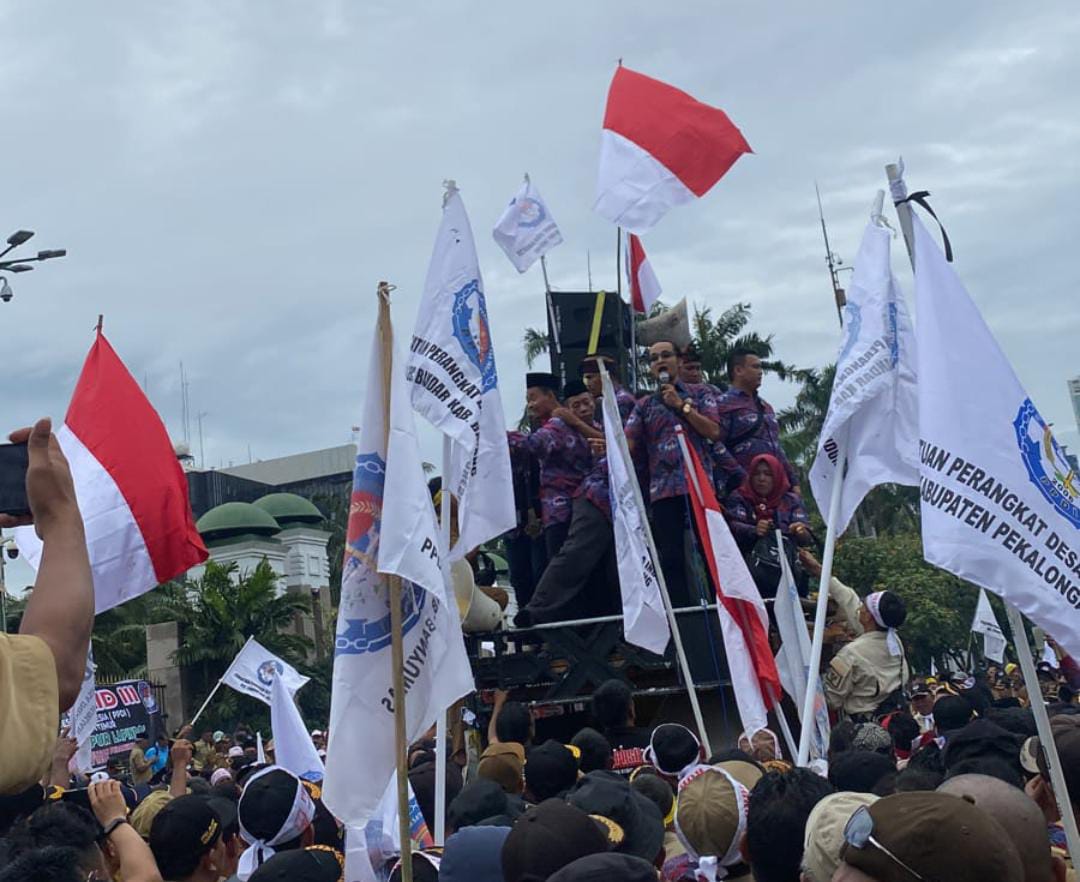 Ribuan perangkat desa yang tergabung dalam Persatuan Perangkat Desa Indonesia (PPDI) berunjuk rasa di depan gedung DPR RI, Jl Gatot Subroto, Jakarta Pusat, Rabu (25/1/2023). (foto: istimewa)