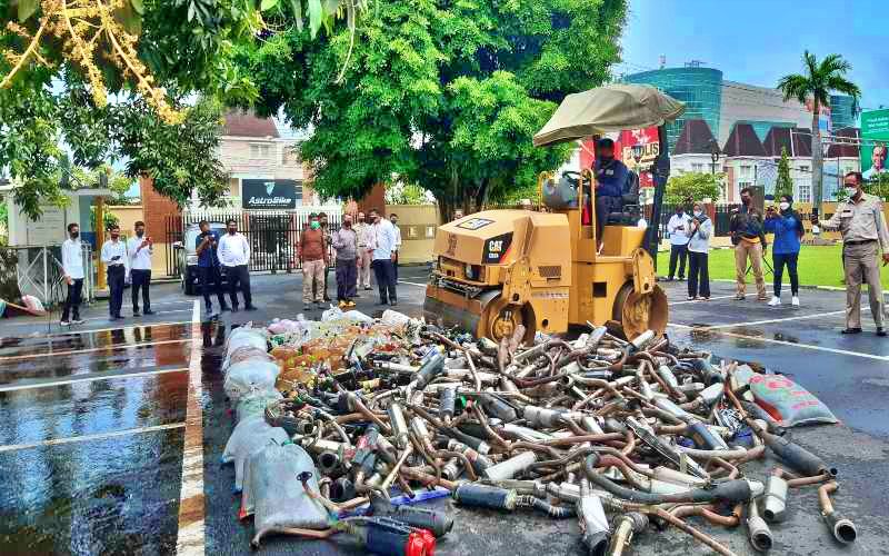 lat berat menggilas ribuan botol miras dan knalpot blombongan di Polda DIY_foto Harian Jogja