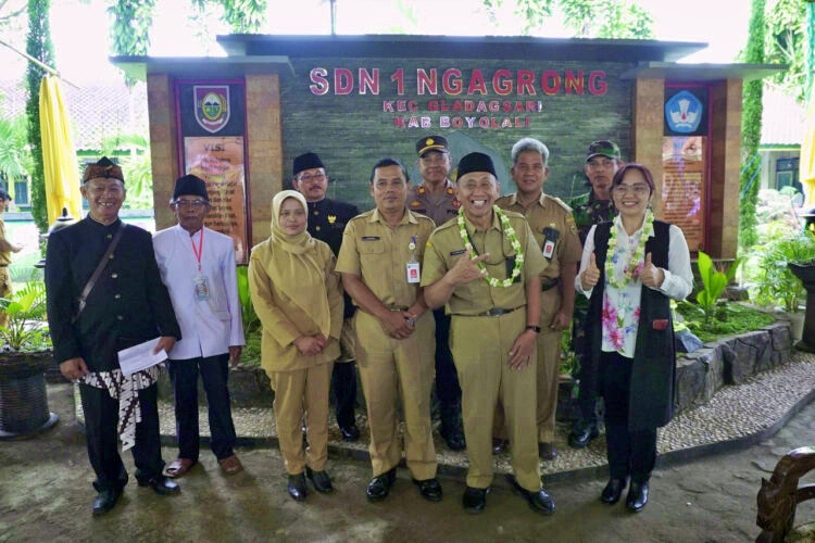 Kepala Dinas Pendidikan dan kebudayaan (Disdikbud) Boyolali Darmanto (tengah) mencanangkan SDN 1 Ngagrong sebagai sekolah penggerak ramah anak (diskominfo boyolali)