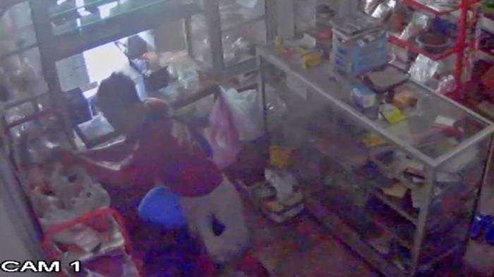 tangkapan video rekaman CCTV pemuda asal Magelang mencuri HP