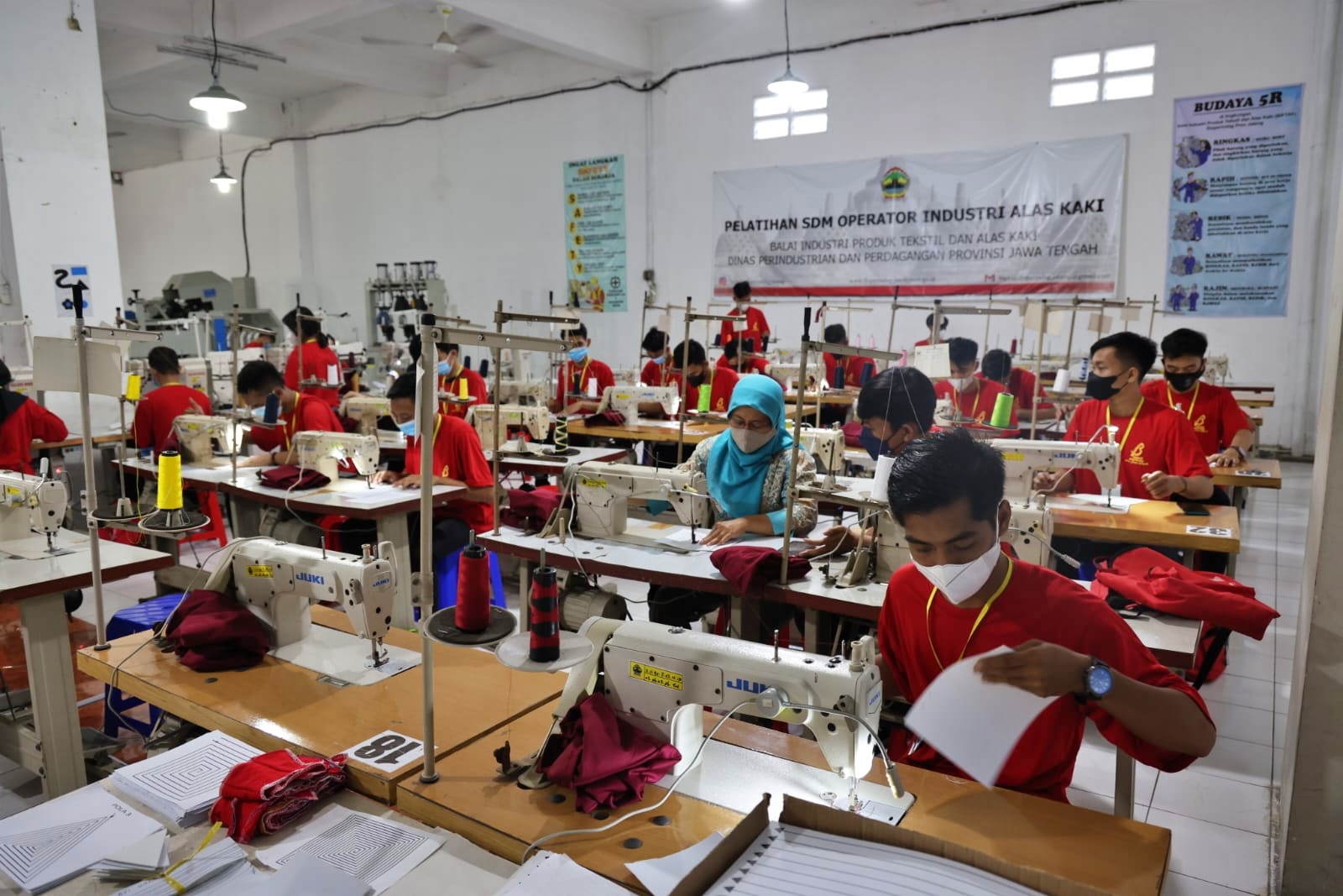 Buruh di Perusahaan Pabrik Konveksi
