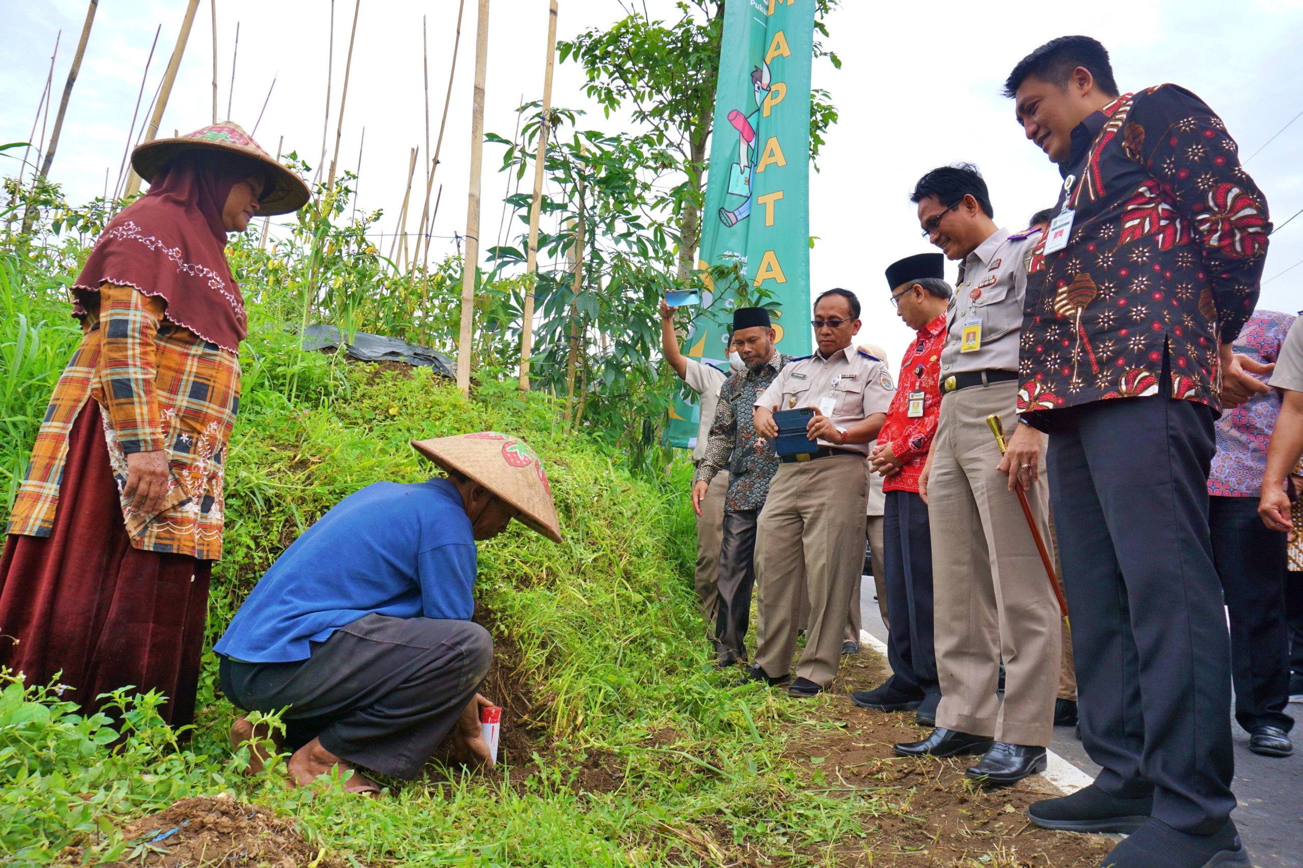 : Bupati Magelang Zaenal Arifin didampingi Kepala Kantor Badan Pertanahan Kabupaten Magelang, A. Yani dan jajaran Forkompimcam Sawangan saat memantau pemasangan patok oleh warga di Desa Banyuroto, Sawangan