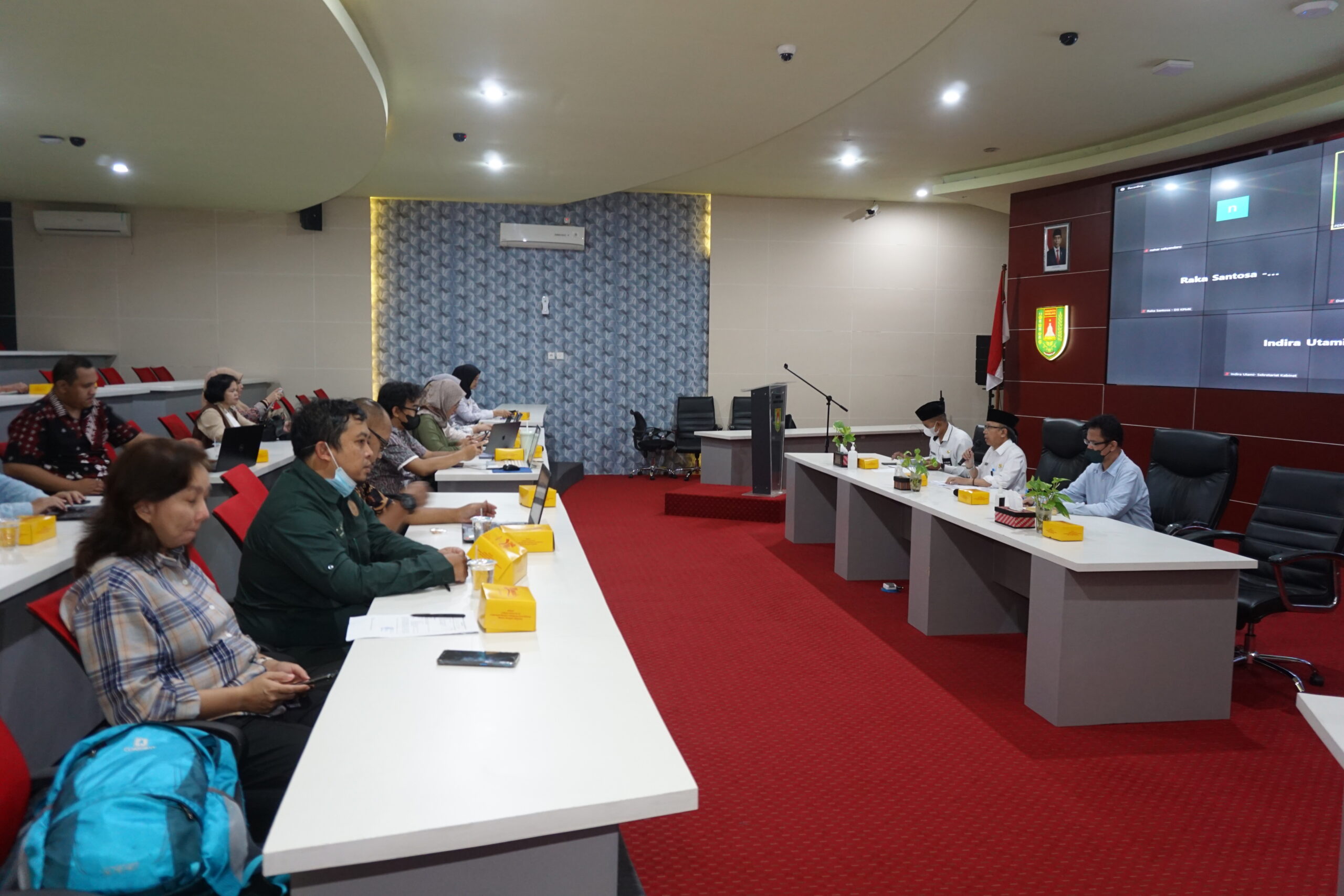 Sekretaris Daerah Kabupaten Magelang Adi Waryanto bersama Direktur Kebijakan Pembangunan Manusia, Kependudukan dan Kebudayaan, Badan Riset dan Inovasi Nasional, Anugerah Widiyanto saat melaksanakan rapat koordinasi pengumpulan data dan penyusunan naskah kajian kebijakan untuk pengelolaan kawasan Borobudur