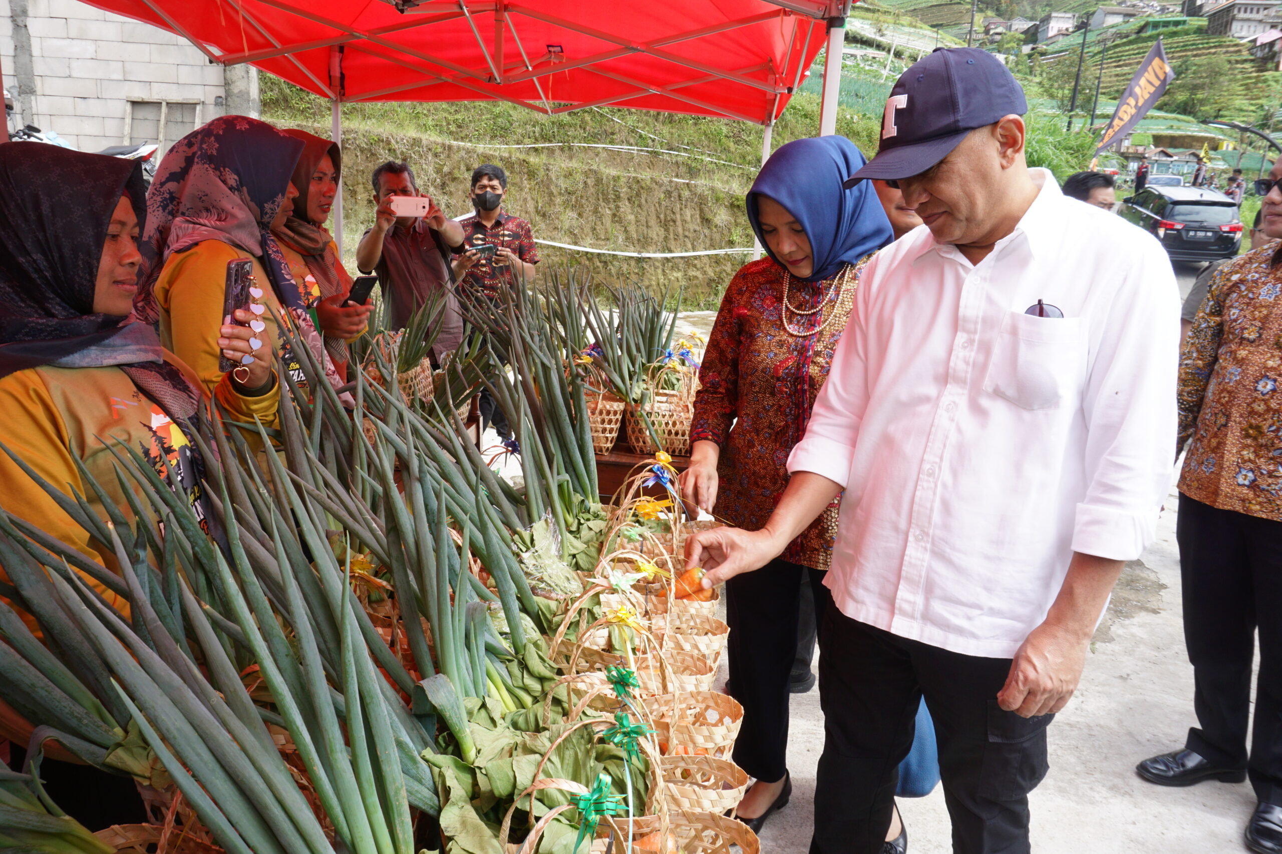 Menteri Koperasi dan UKM RI, Teten Masduki melakukan kunjungan kerja di Dusun Marungan, Desa Sukomakmur, Kecamatan Kajoran