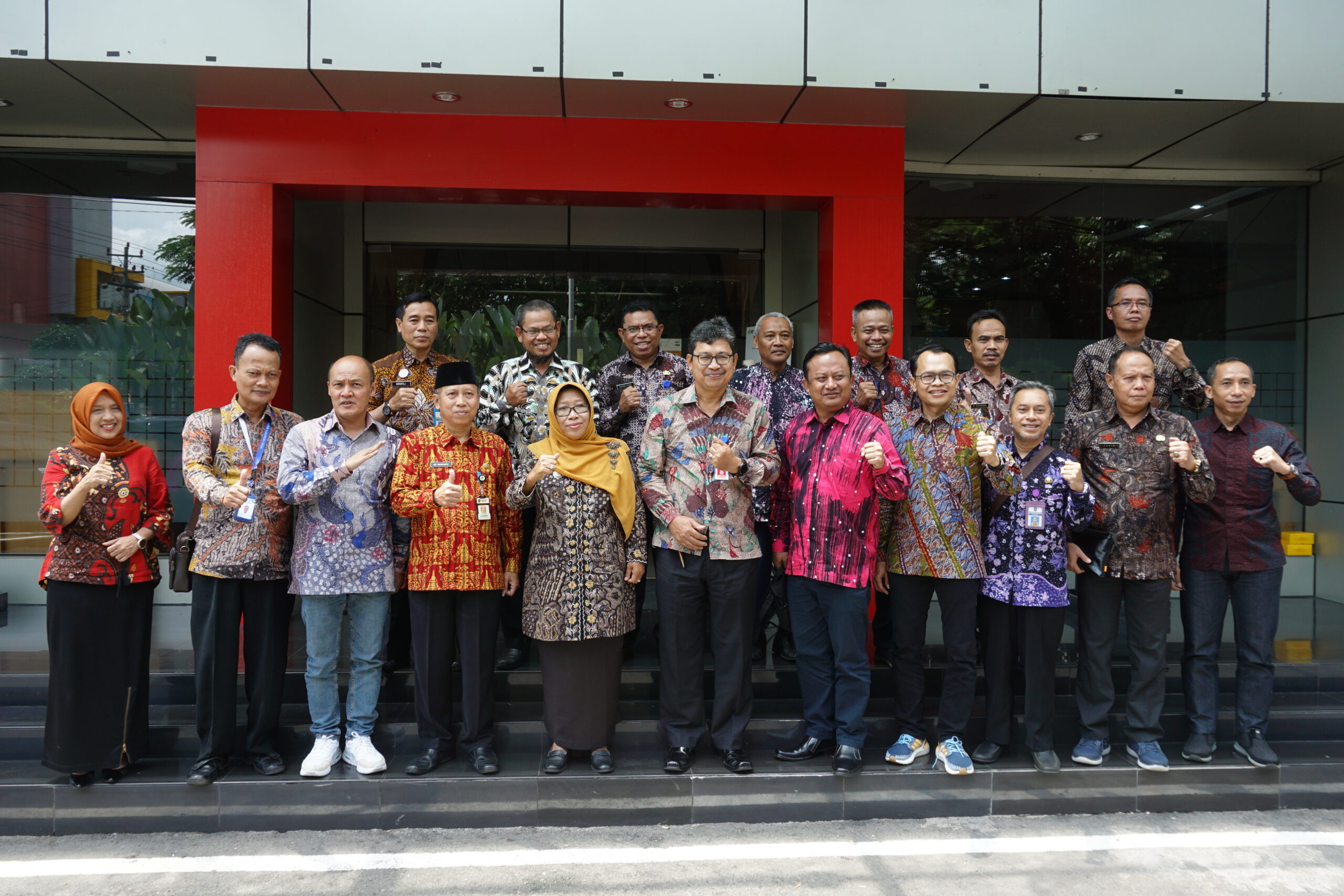 Sekretaris Daerah Kabupaten Magelang Adi Waryanto bersama Dirut) PT BPR Bank Bapas 69 (Perseroda), Rohmad Widodo saat menerima Kunker Pemerintah Kabupaten Tegal.