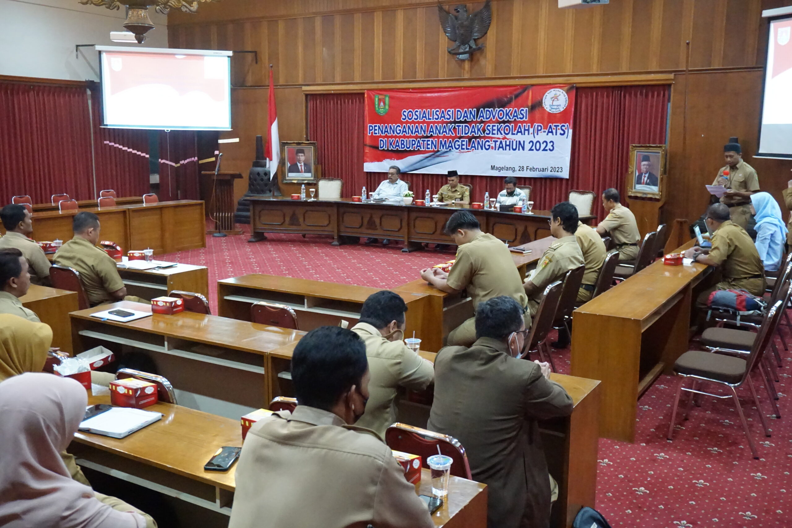 Kepala Bappeda dan Litbang Kabupaten Magelang, M Taufik Hidayat Yahya saat membuka acara Sosialisasi Dan Advokasi Penanganan Anak Tidak Sekolah (P-ATS) Di Kabupaten Magelang