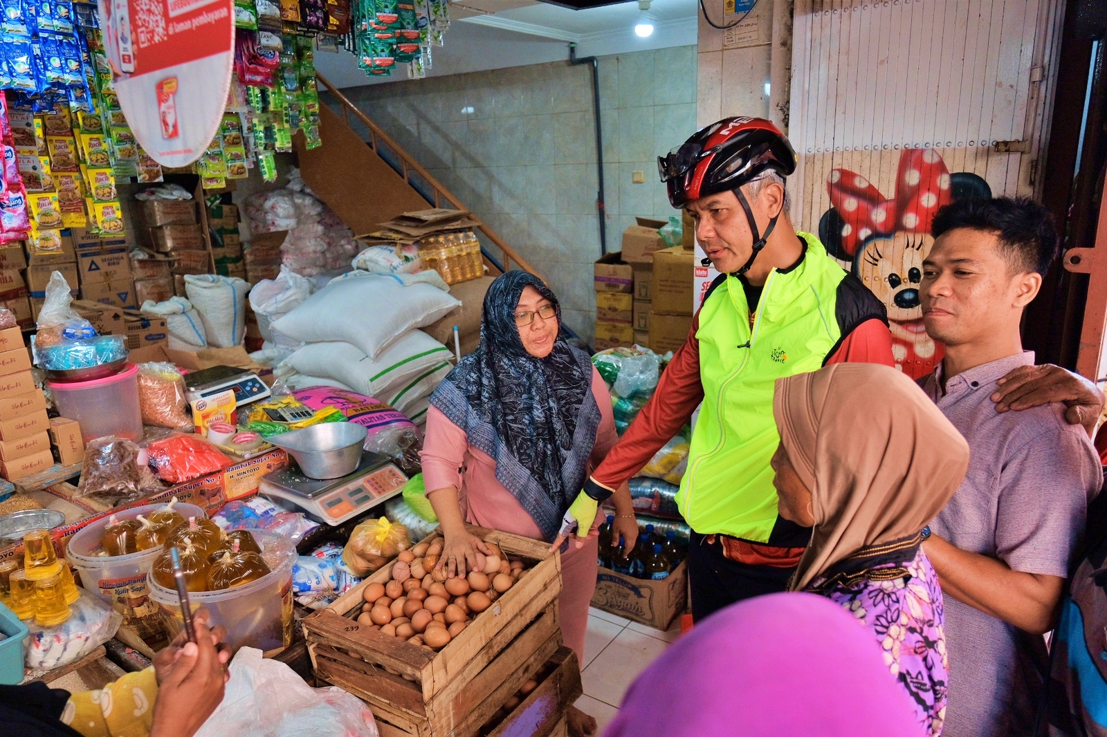 Ganjar Pranowo cek stokharga beras dan minyak di pasar