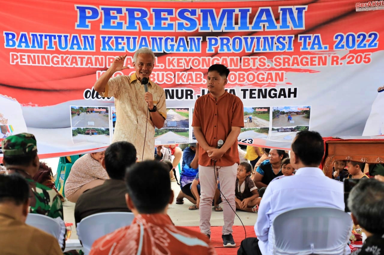 Ganjar Pranowo saat meresmikan jalan di Grobogan yang dibetonisasi