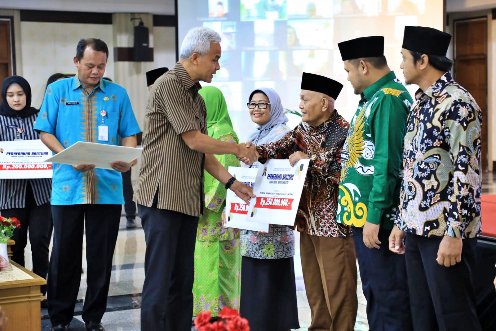 Ganjar Pranowo saat simbolis memberikan dana hibah APBD Jateng