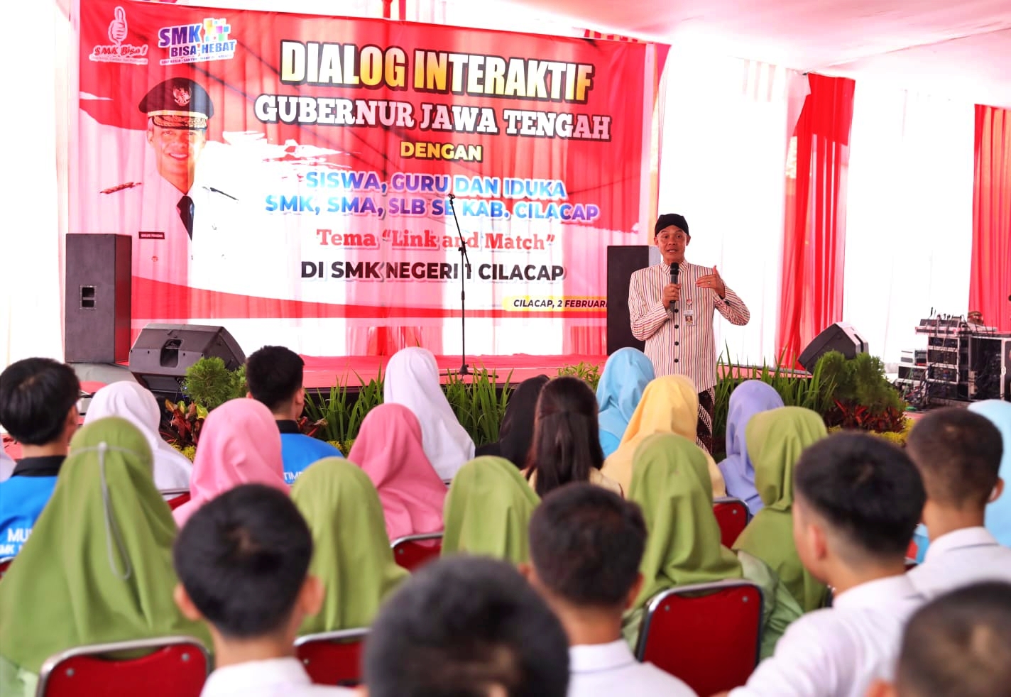Ganjar saat berdialog dengan pelajar SMK soal serapan tenaga kerja di Cilacap