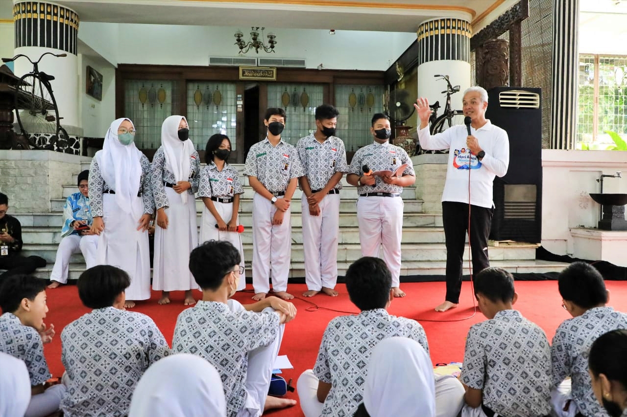 Ganjar saat temui ratusan siswi SMP di Solo atau Surakarta