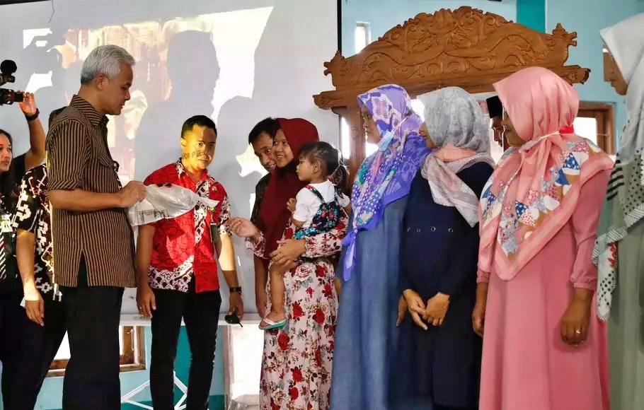 Gubernur Jawa Tengah Ganjar Pranowo telah menyiapkan paket beras fortifikasi untuk diberikan kepada 1000 ibu hamil (bumil) yang beresiko melahirkan bayi stunting