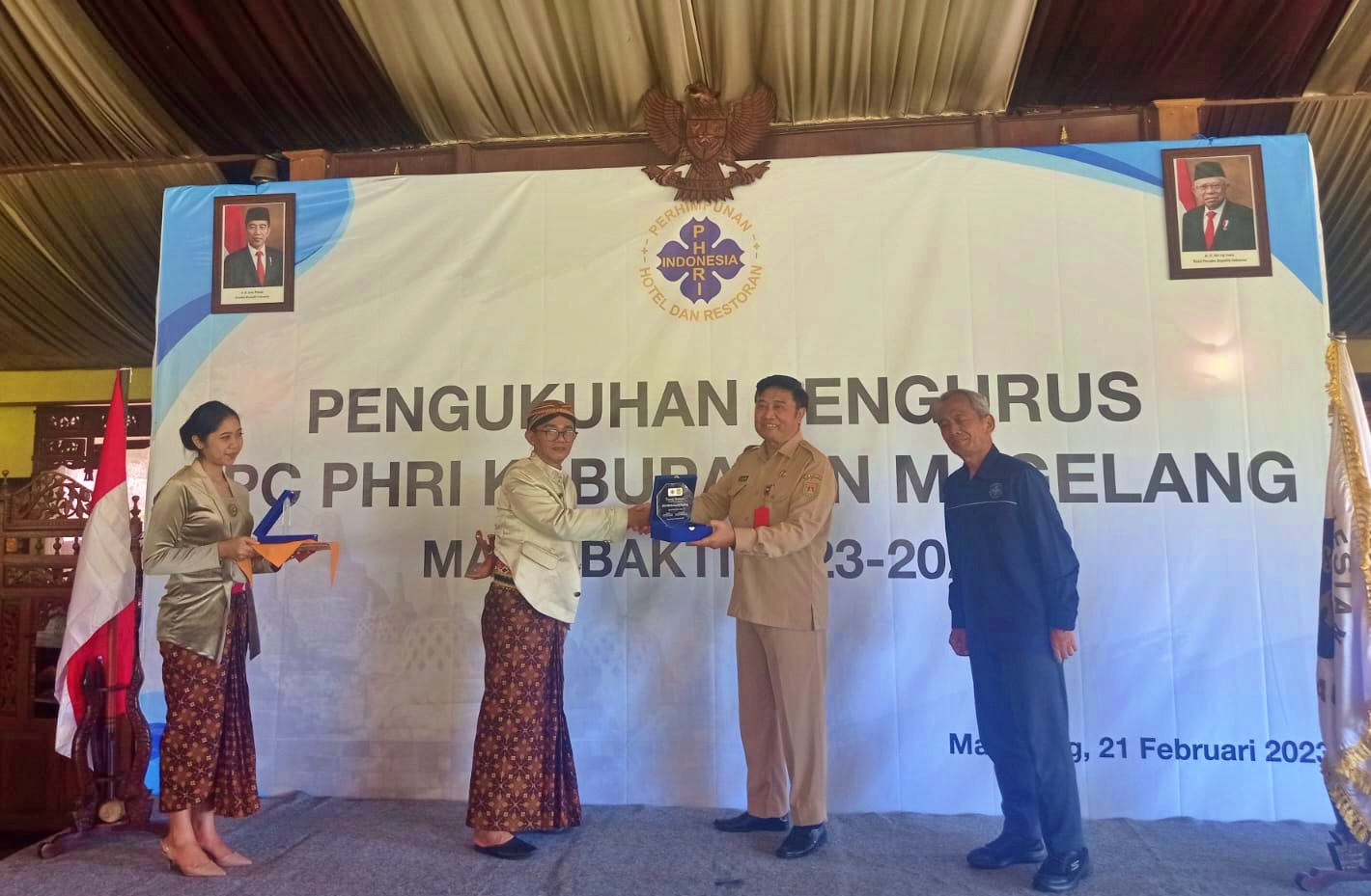 Ketua Umum BPC PHRI Kabupaten Magelang memberikan cinderamata kepada Kadisporapar