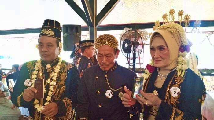Supriyanto (56) dan Sudiyah (62), sejoli beda usia 6 tahun yang menikah setelah sempat tak bertemu selama 34 tahun. Mereka mengikuti program nikah massal Bupati Mantu di Pendopo Kabupaten Purworejo