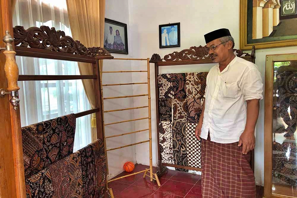 Korban saat menunjukkan posisi batik tulis yang hilang dicuri