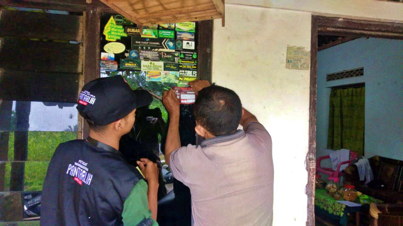 Pantarlih setelah coklit menempelkan sticeker di rumah warga di daerah kecamatan Dukun