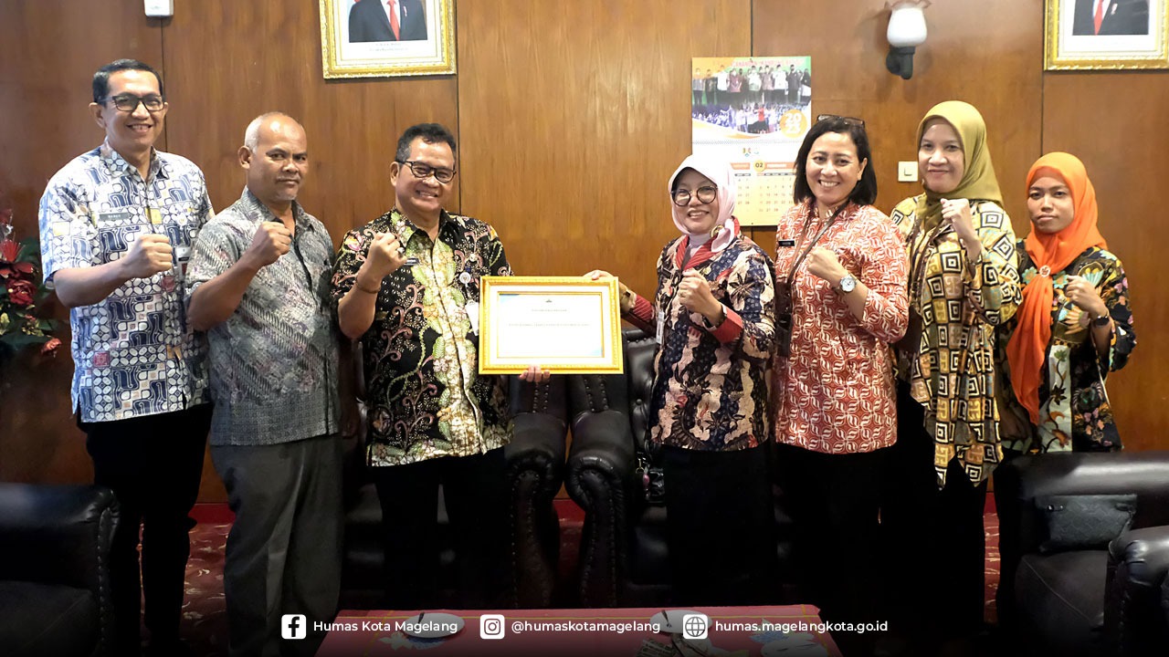 Pemkot Magelang menerima penghargaan dari Pemerintah Provinsi Jawa Tengah karena berhasil menekan angka pengangguran secara signifikan, di Ruang VIP Kantor Pemkot Magelang, Rabu (22/2/2023). (Foto: istimewa)