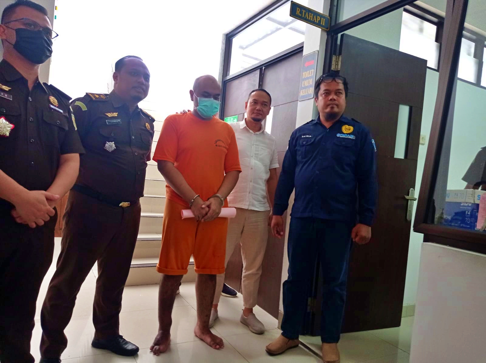 Penyerahan Dhio Daffa S pelaku pembunuhan tiga orang sekeluarga di Magelang kepada Kejari Magelang
