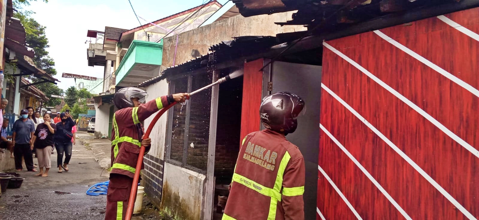 Petugas Damkar Kabupaten Magelang saat memadamkan kebakaran rumah di Muntilan