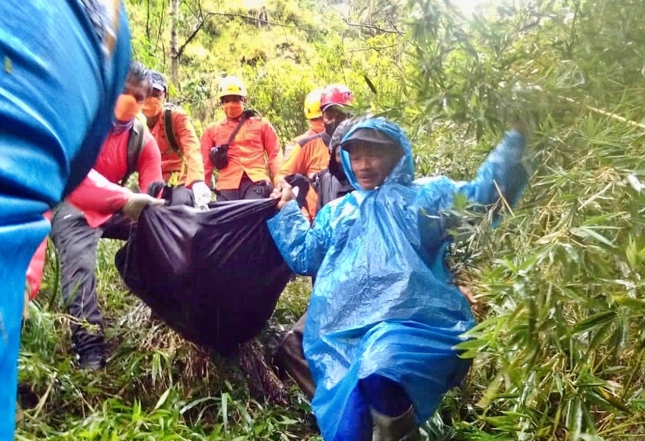 Proses evakuasi marwoto yang ditemukan tak bernyawa di hutan merapi