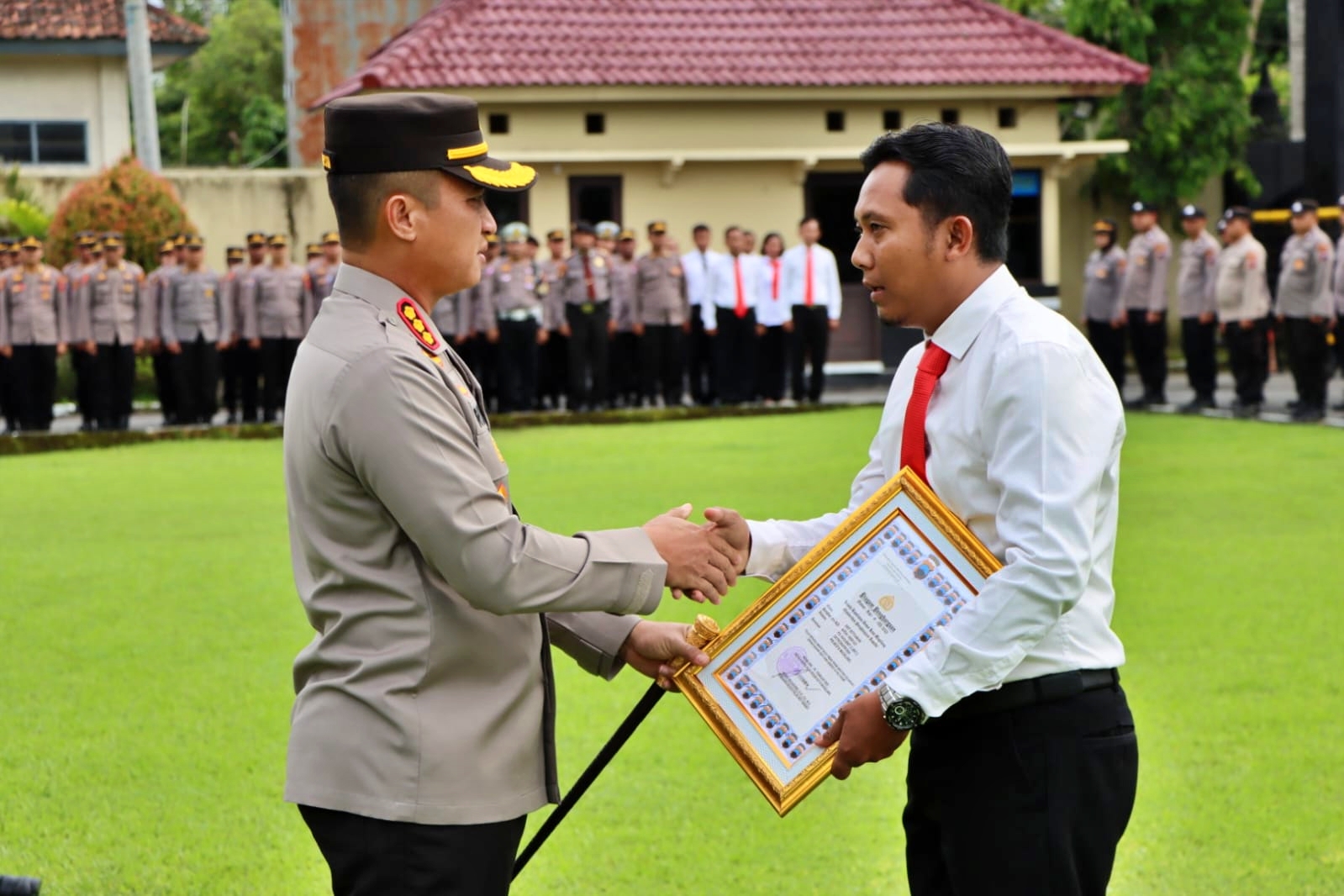 Satres Narkoba Polresta Magelang terima penghargaan dari Kapolresta