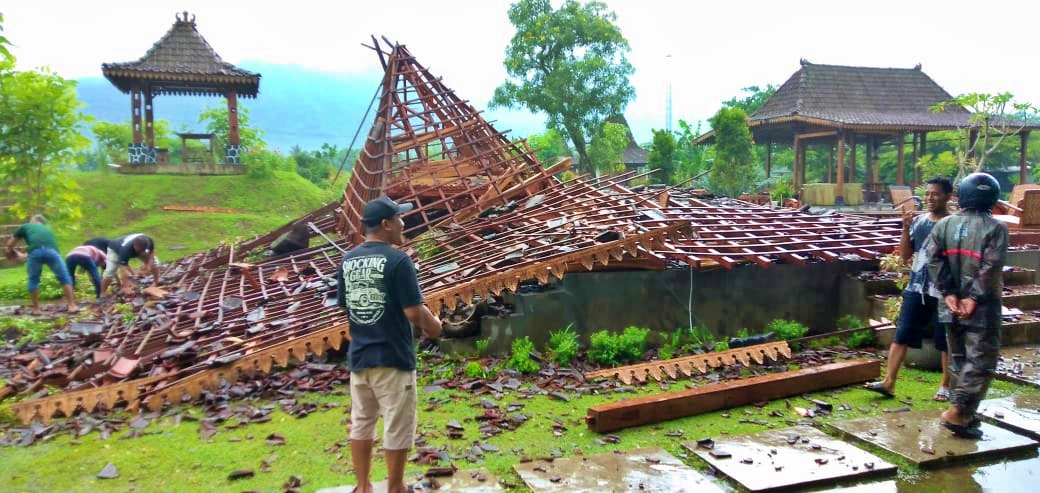 Sebuah bangunan di komplek Balkondes Wanurejo Borobudur roboh karena bencana angin kencang