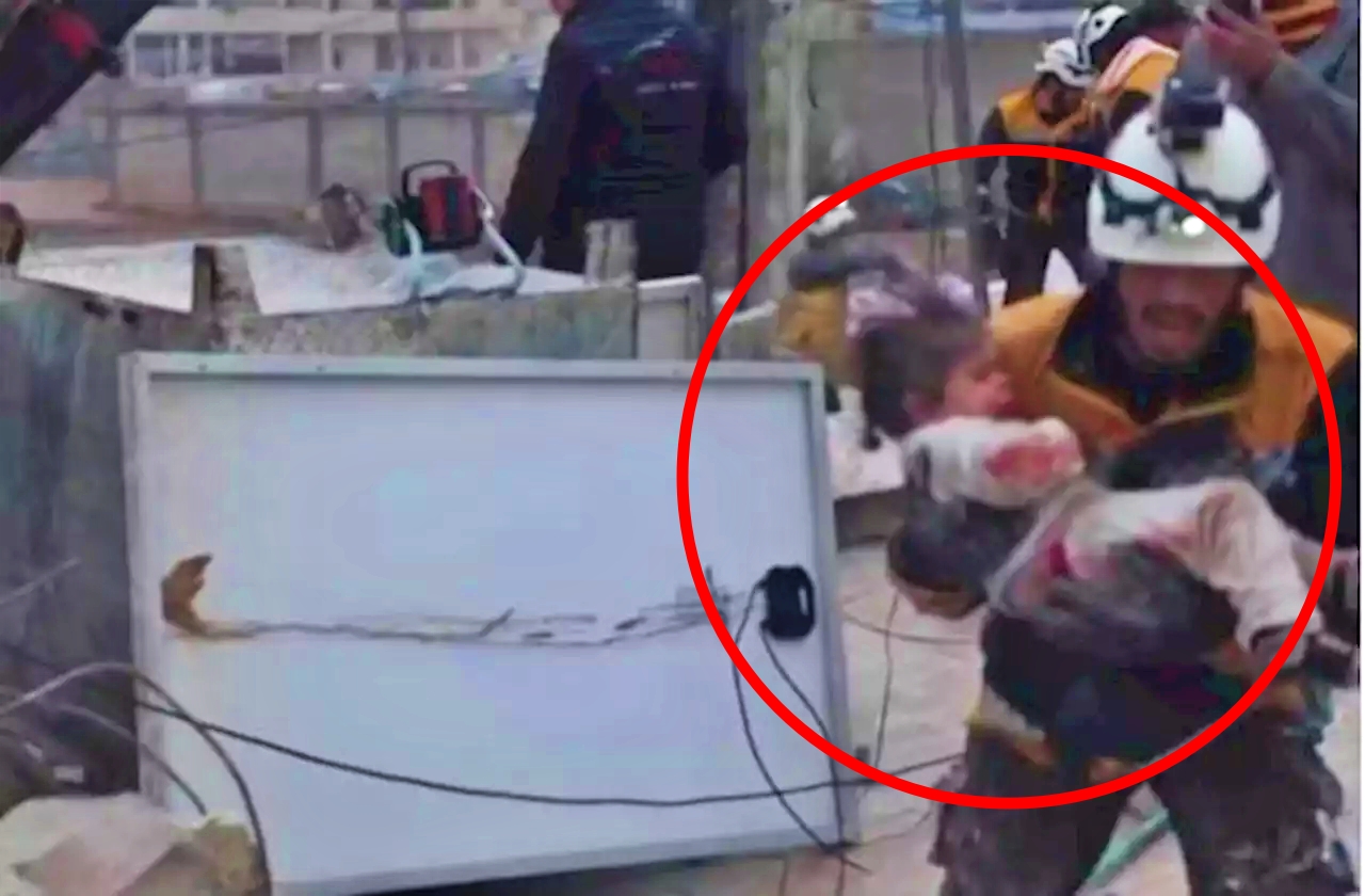 Seorang anak Balita saat berhasil dievakuasi petugas dari reruntuhan bangunan akibat gempa turki suriah