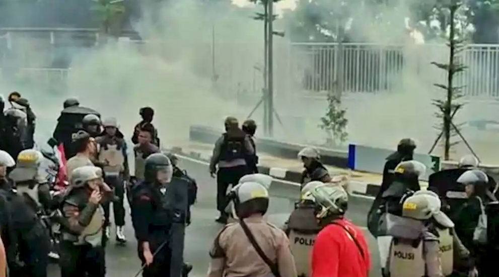 Suporter PSIS Semarang ricuh dan polisi tembakan gas air mata