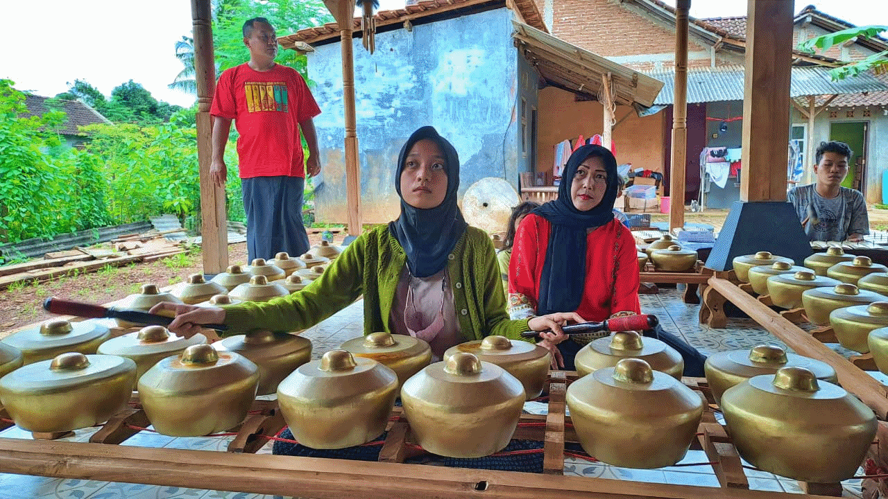 Warga sedang memainkan gamelan bantuan untuk desa dari Ganjar Pranowo