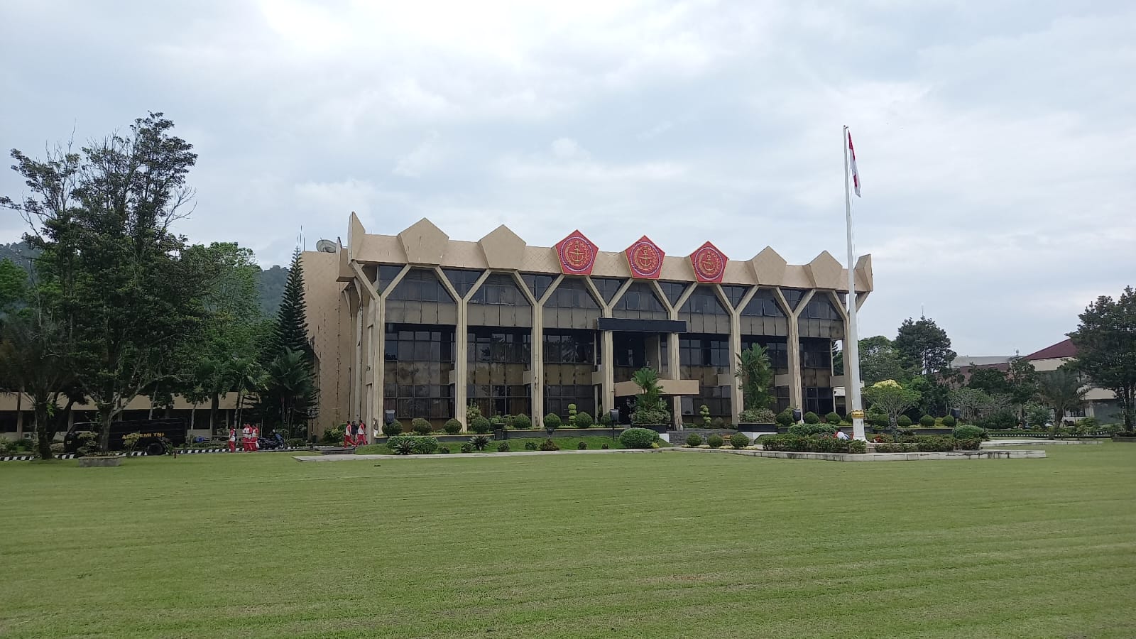 Logo TNI nampak terpasang di Gedung Kantor Wali Kota Magelang, Jalan Sarwo Edhie Wibowo, Magelang, Jumat (3/2/2023).