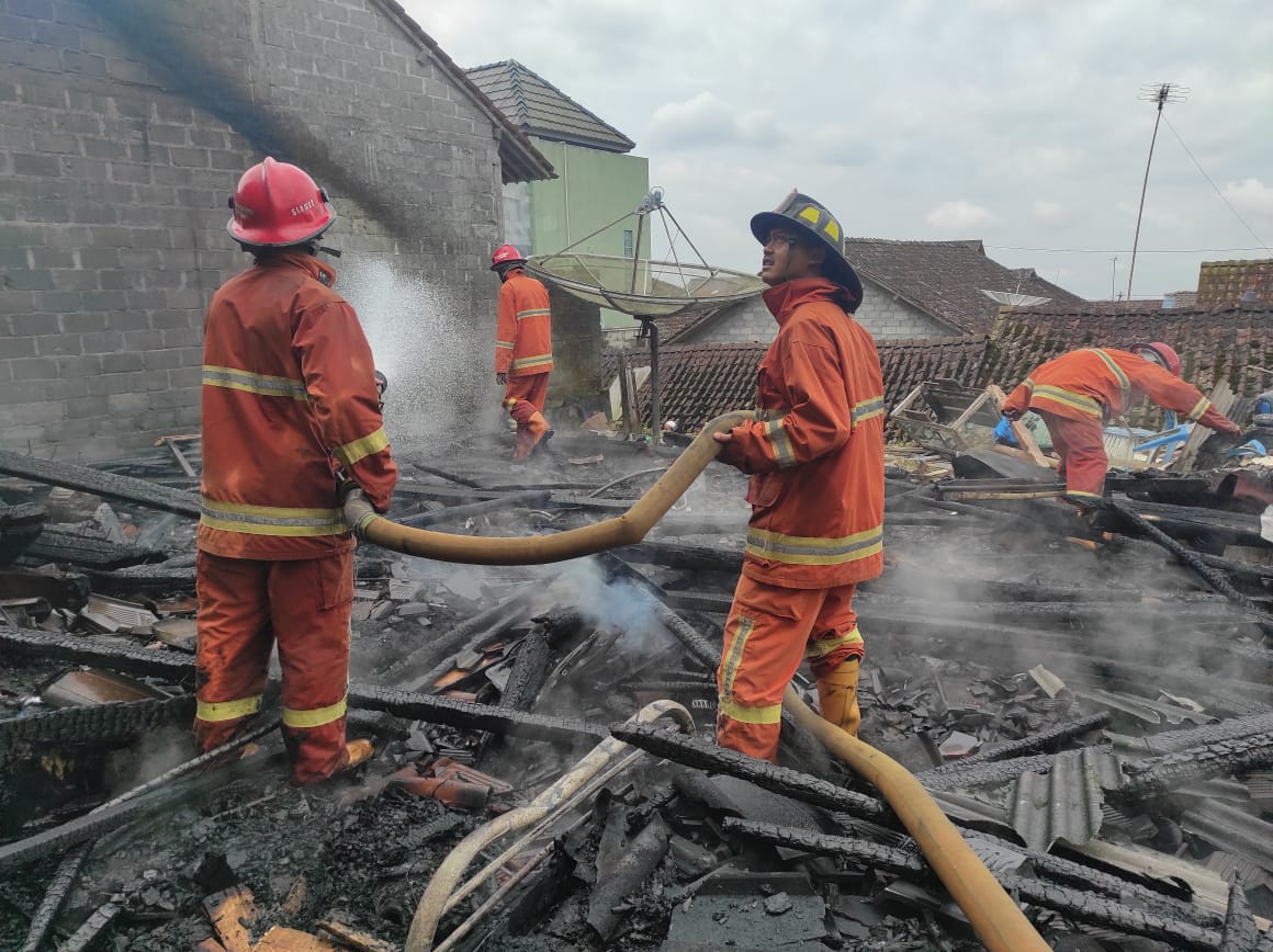 Diduga Korsleting Listrik, Rumah di Pakis Magelang Terbakar