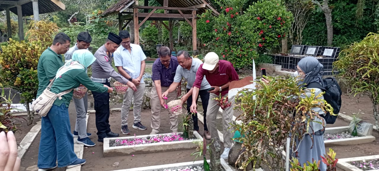 Peringati HPN, PWI Kabupaten Magelang Ziarah ke Makam Tokoh Pers