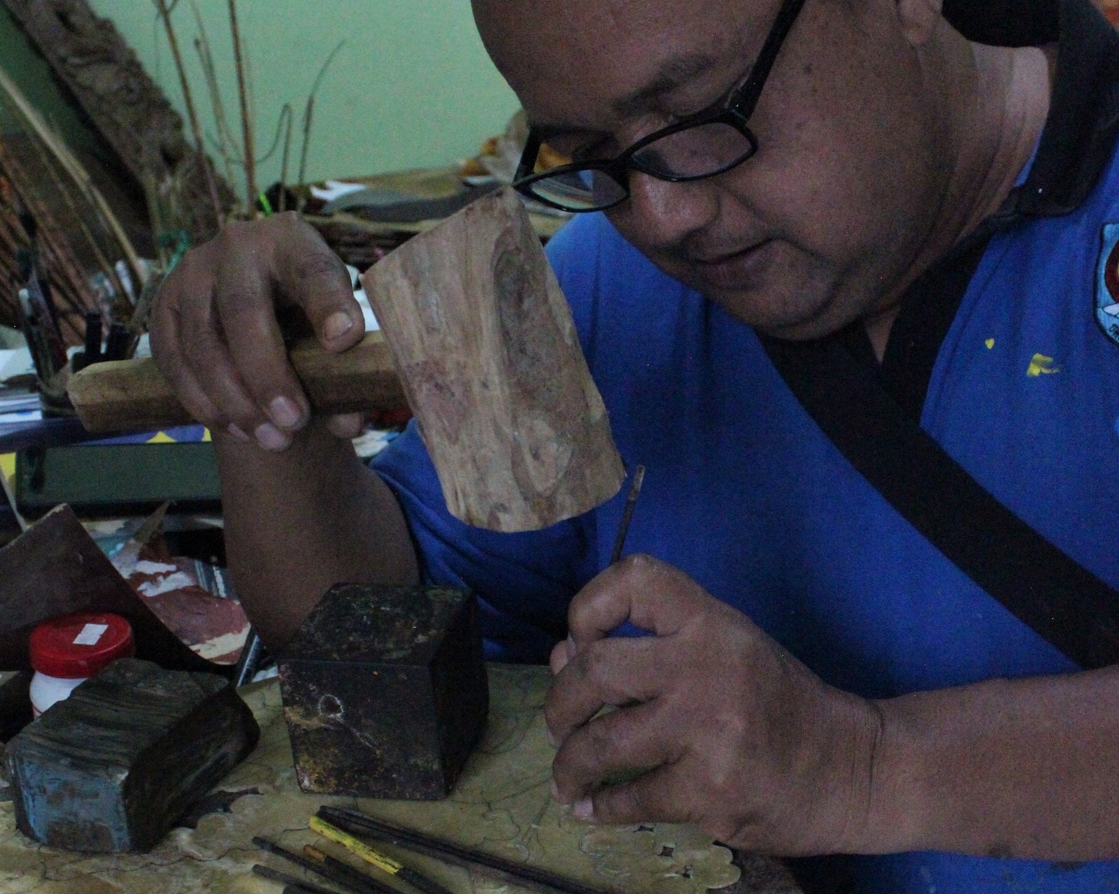 Kisah Iswanto, Lestarikan Tatah Sungging Wayang Kulit