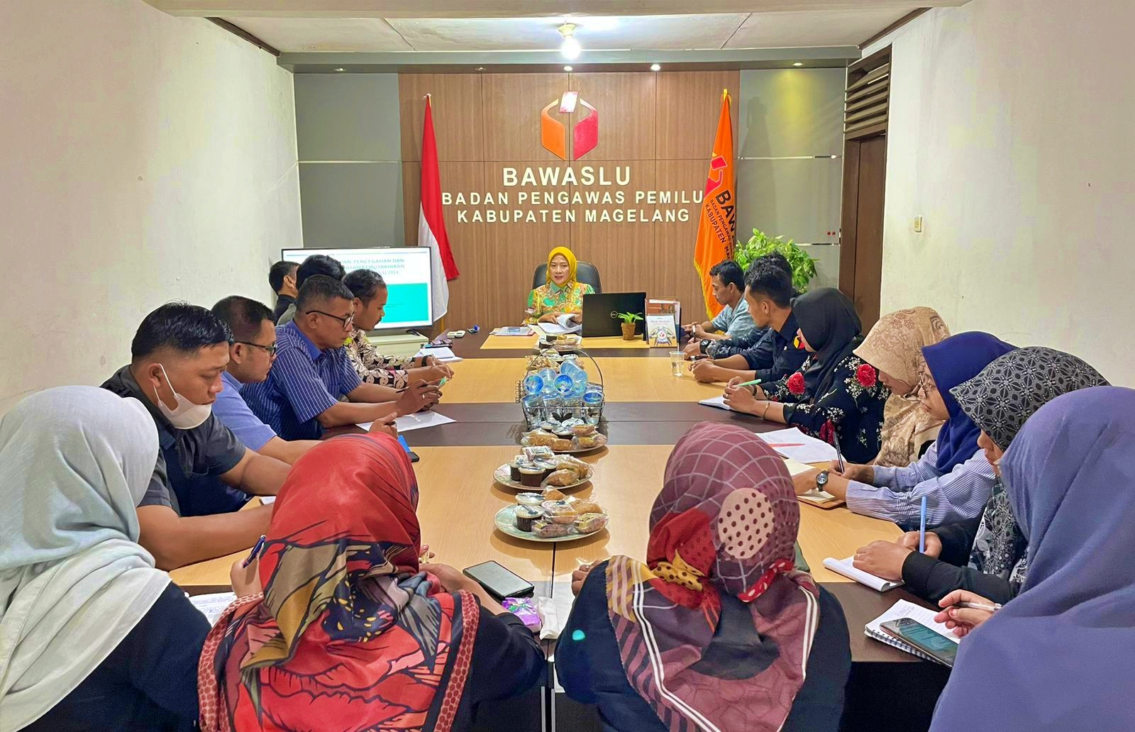 Sumarni Aini Ch, Koordinator Divisi Pencegahan, Partisipasi Masyarakat dan Hubungan Masyarakat Bawaslu Kabupaten Magelang  saat rakor soal Pantarlih