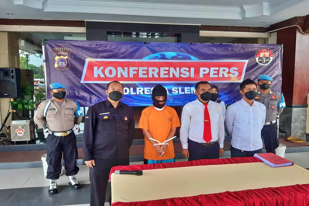 olresta Sleman menunjukkan AS, tersangka pencabulan di masjid
