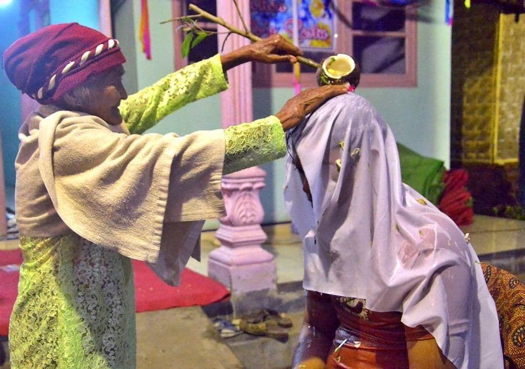 seorang anak ikuti prosesi ruwat