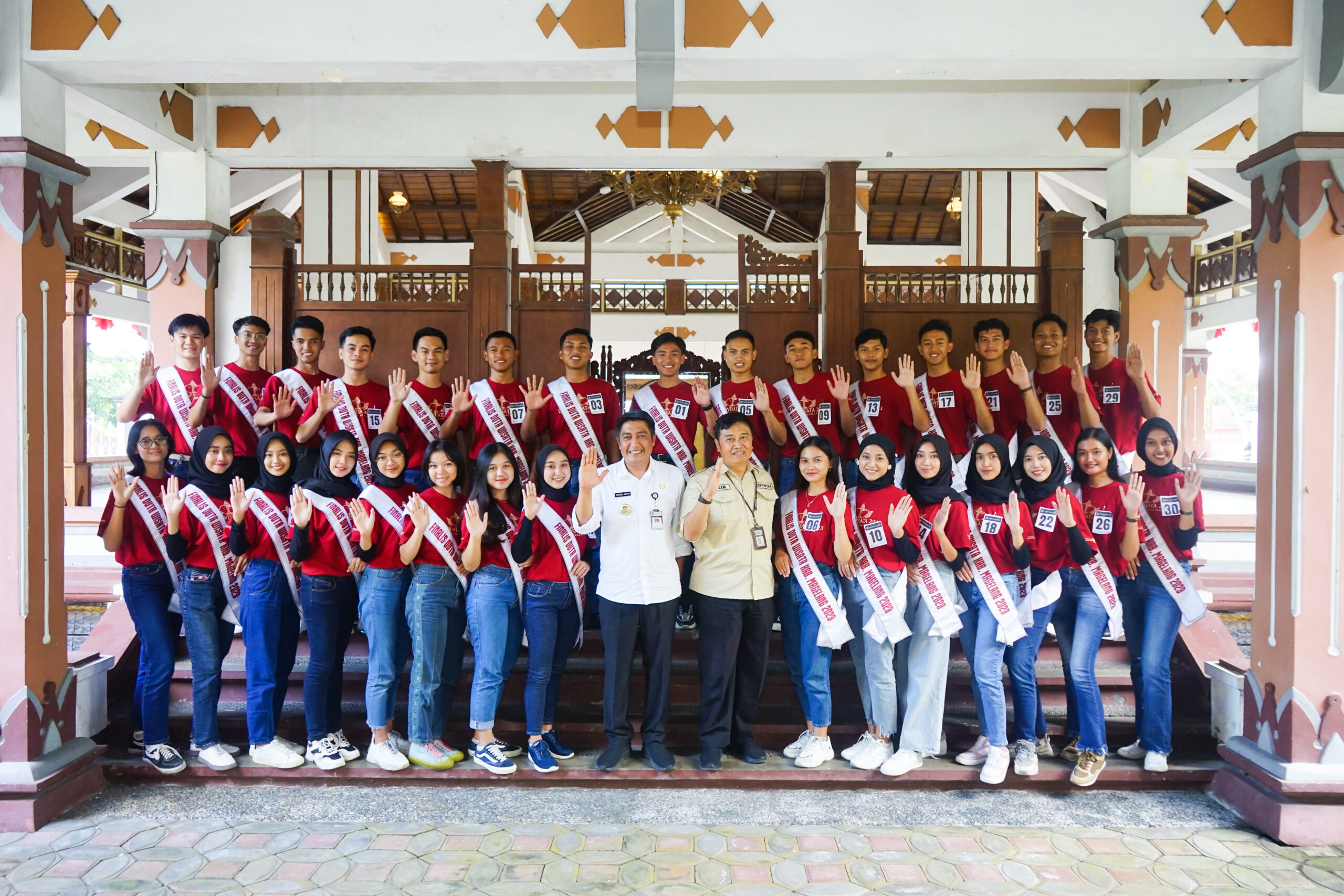 Bupati Magelang Zaenal Arifin didampingi Kepala Disparpora Kabupaten Magelang, Ahmad Husein saat memberikan arahan kepada para finalis Duta Wisata.