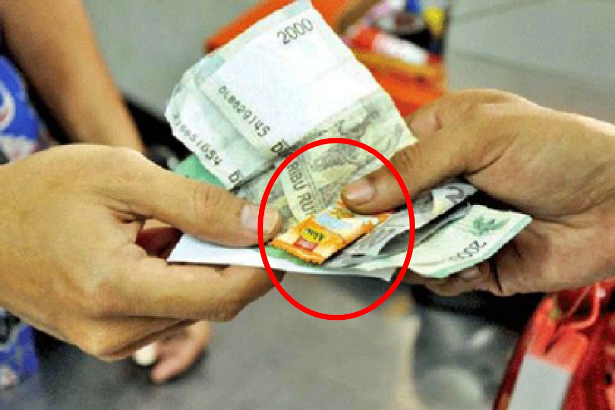 Belajan uang kembalian ditukar permen