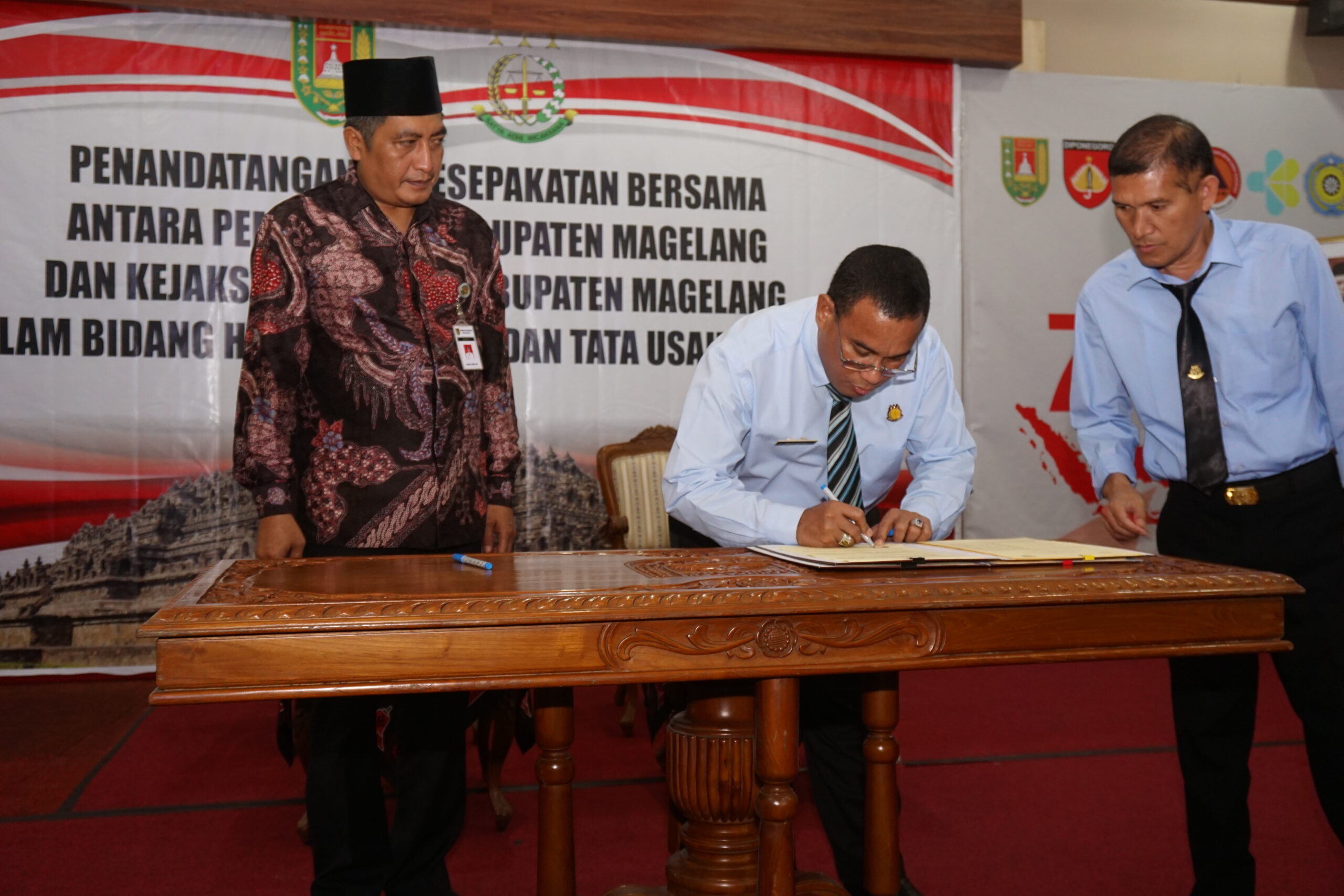 Bupati Magelang Zaenal Arifin saat melakukan penandatanganan MoU kerjasama bersama Kepala Kejaksaan Negeri Kabupaten Magelang, Agustinus Octavianus Mangonta