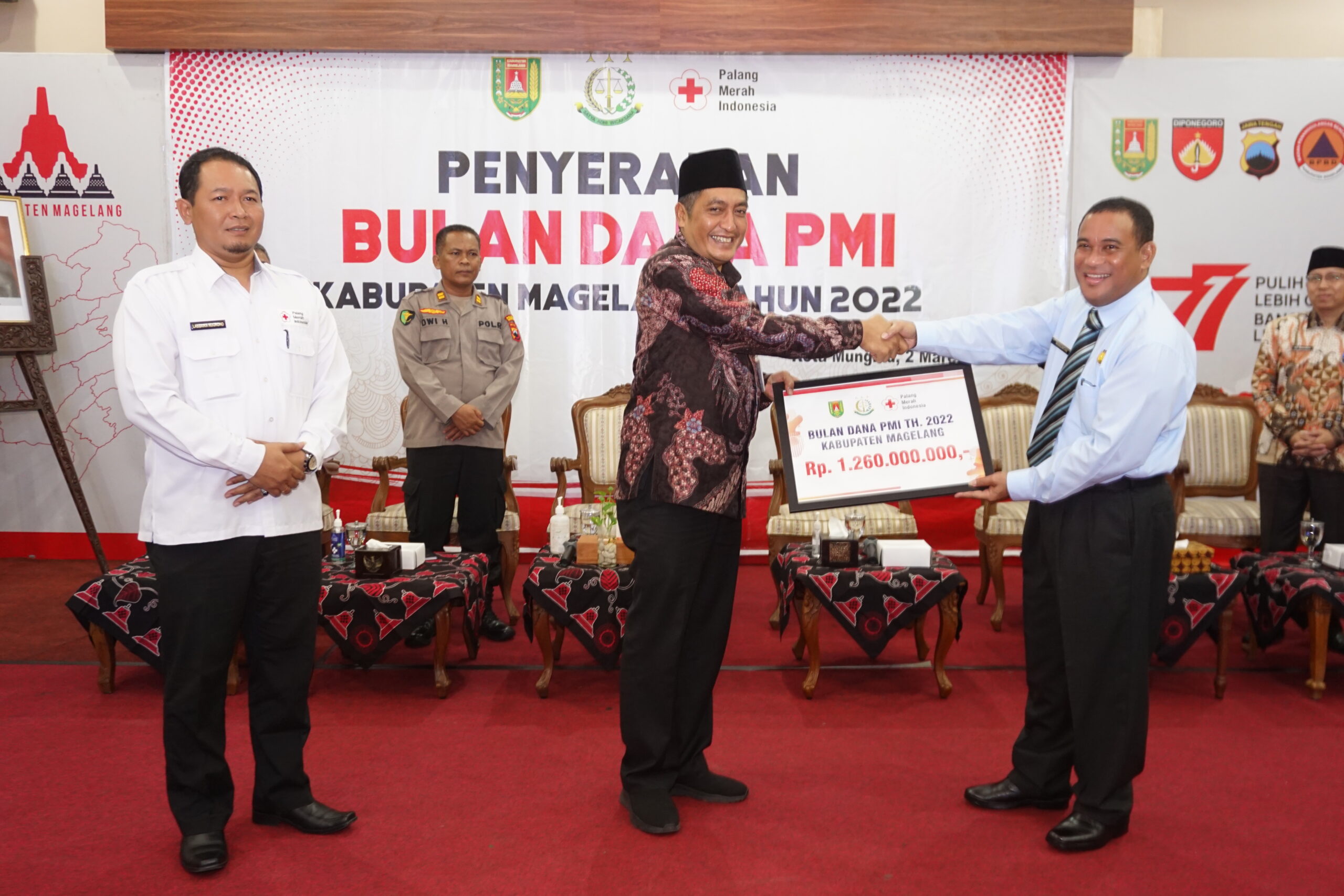 Bupati Magelang Zaenal Arifin saat menerima dan menyerahkan hasil Bulan Dana PMI Kabupaten Magelang tahun 2022