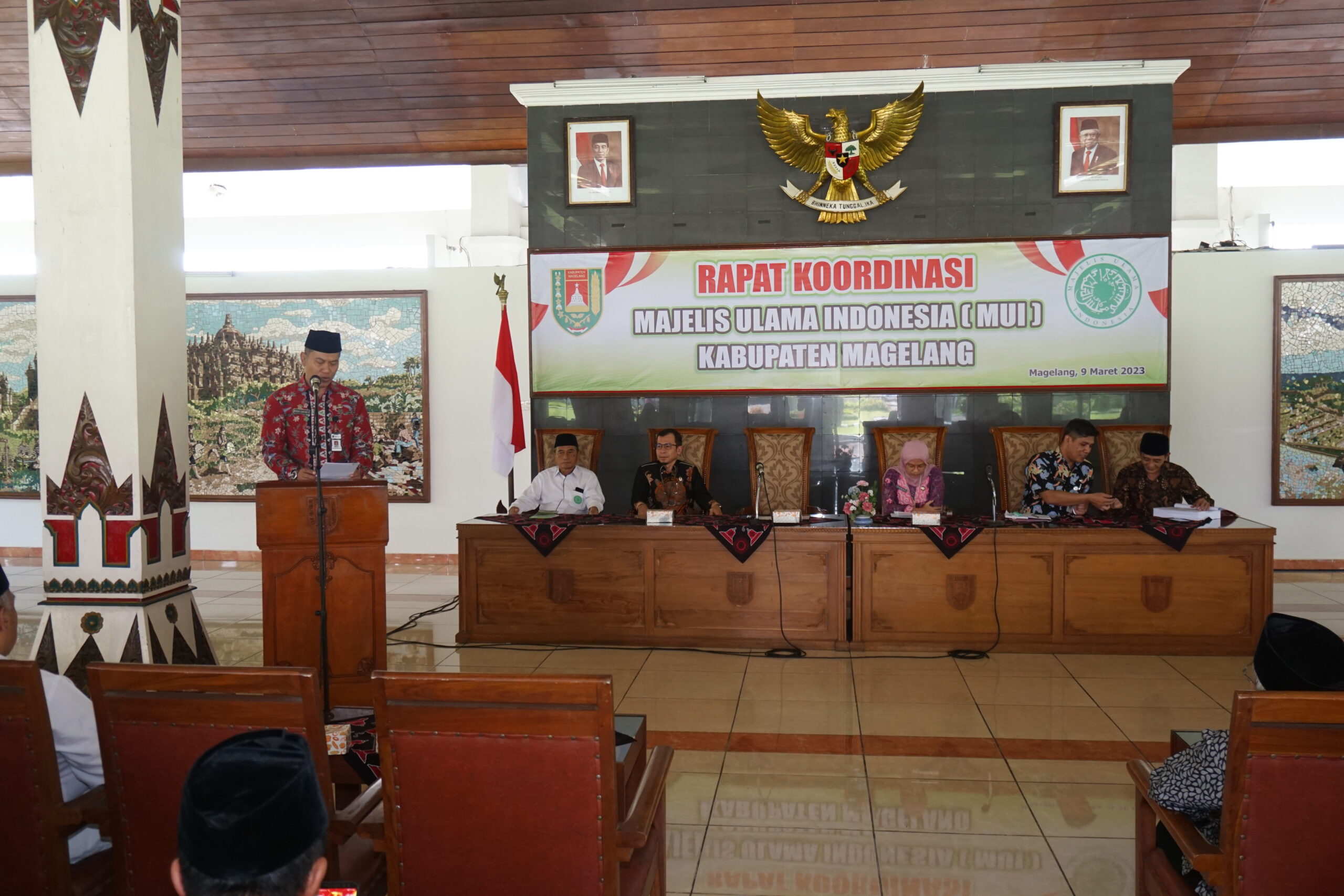 Asisten Pemerintahan dan Kesra Kabupaten Magelang, Nanda Cahyadi Pribadi bersama Kabag Kesra Budi Daryanto dan Ketua MUI Kabupaten Magelang beserta jajarannya saat membuka kegiatan Rapat Koordinasi Majelis Ulama Indonesia (MUI) Kabupaten Magelang.