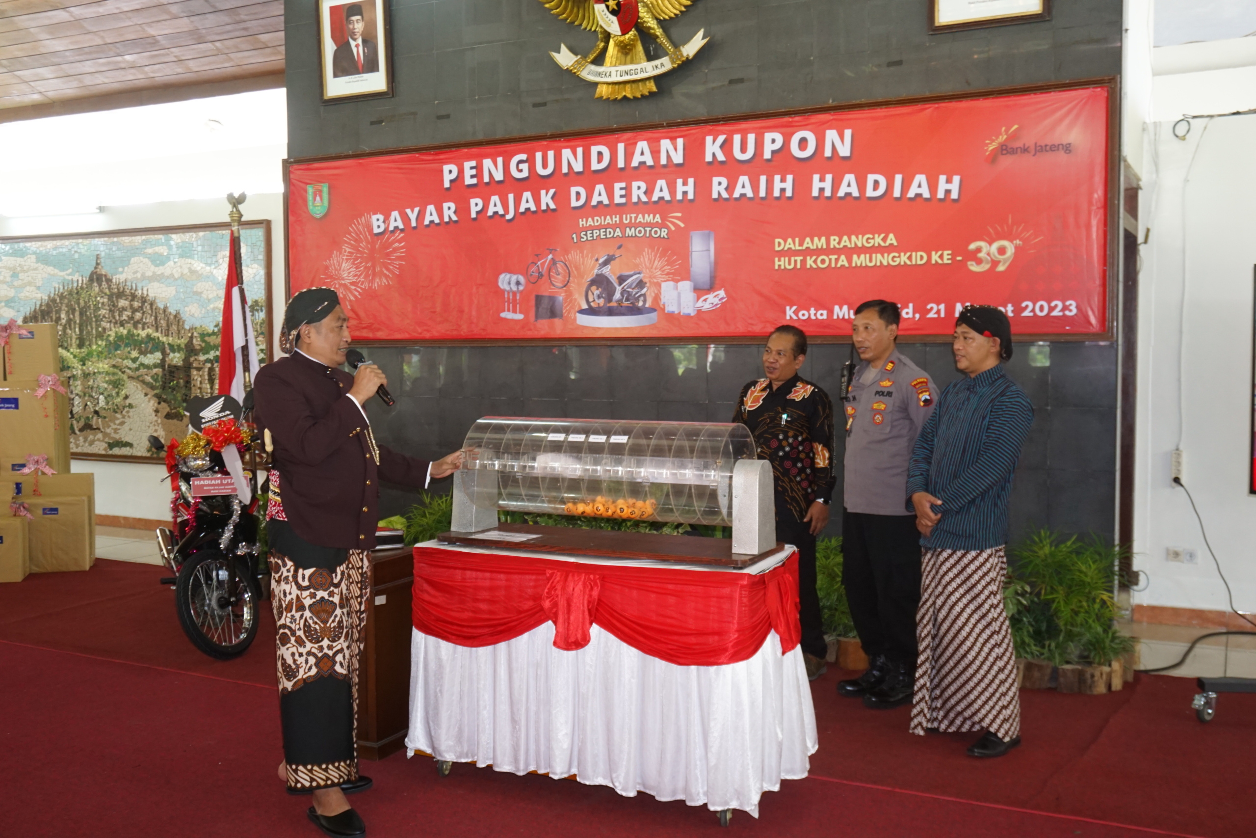 Bupati Magelang Zaenal Arifin didampingi oleh para saksi saat mengundi kupon bayar pajak daerah raih hadiah.