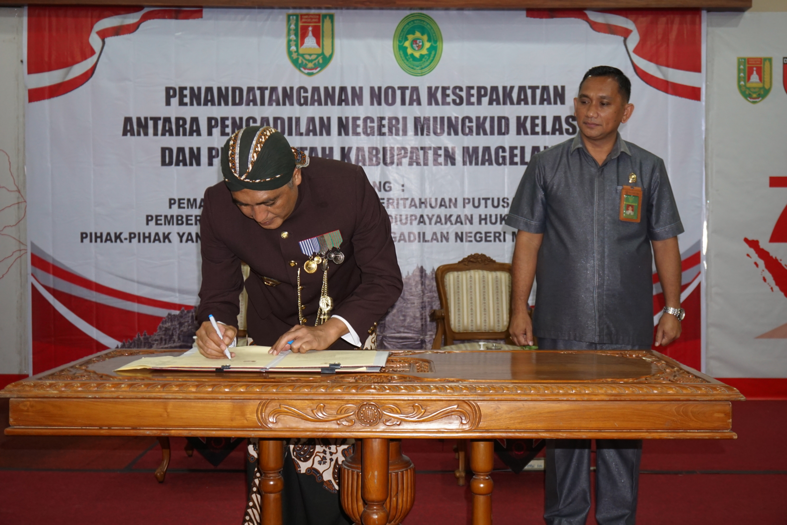 Bupati Magelang Zaenal Arifin dan Ketua Pengadilan Negeri Mungkid Kelas IB, Darminto Hutasoit saat menandatangani nota kesepakatan bersama
