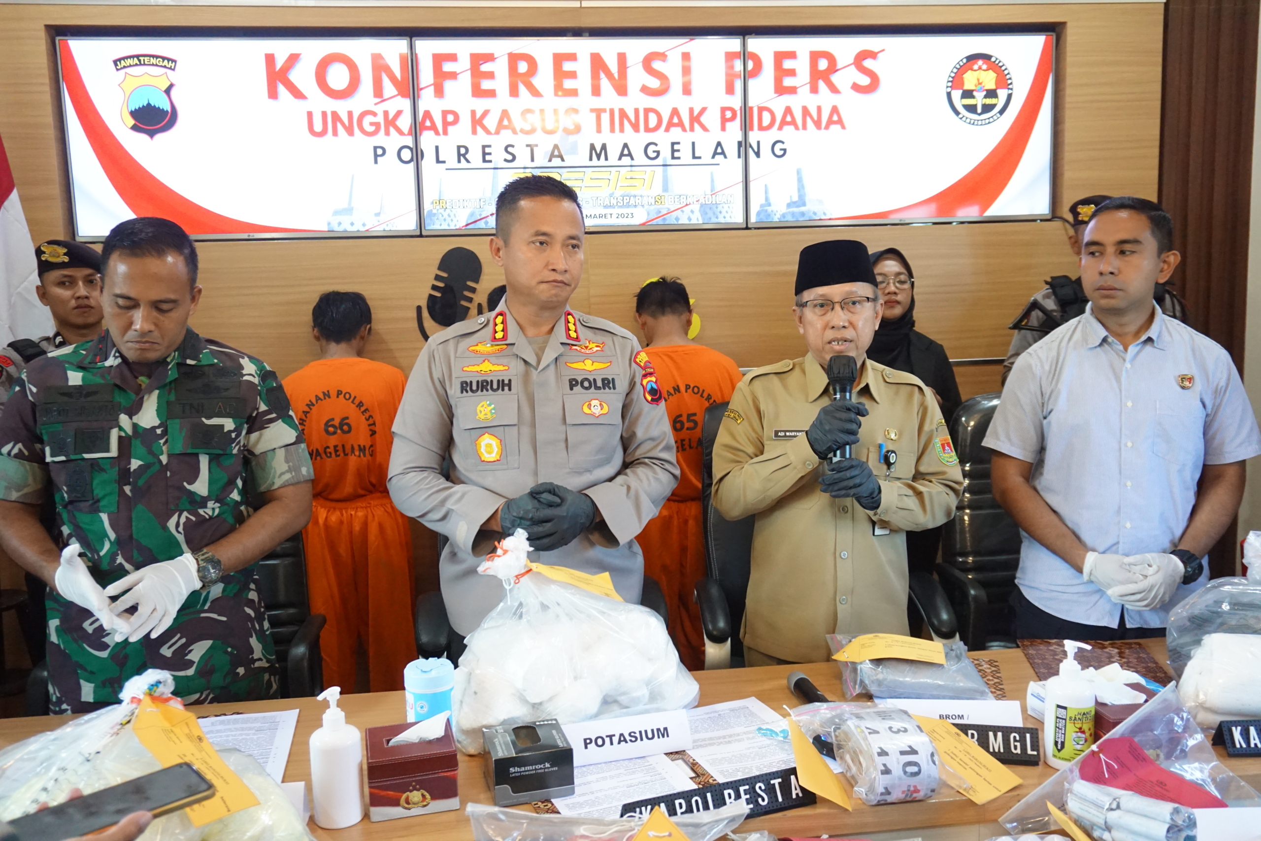 Kapolresta Magelang didampingi Dandim 0705/Magelang, Sekretaris Daerah Kabupaten Magelang dan Asisten Perekonomian dan Pembangunan Setda Kabupaten saat melakukan konferensi pers tindak pidana kepemilikan bahan peledak jenis obat mercon