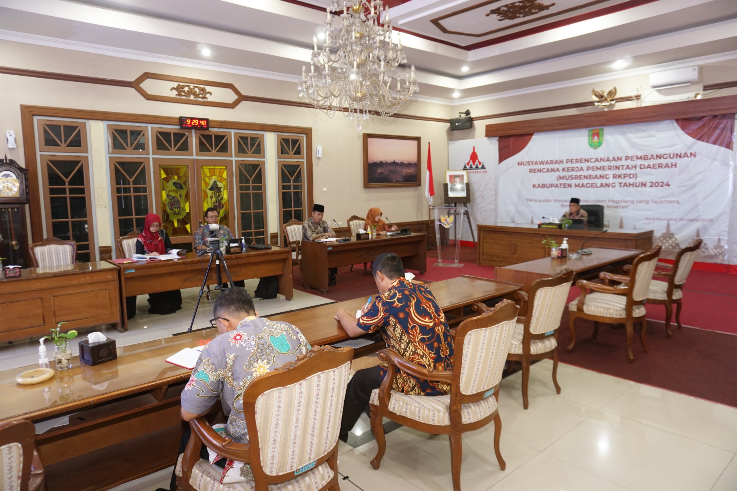 Bupati Magelang Zaenal Arifin didampingi Ketua Tim Penggerak PKK Kabupaten Magelang, Christanti Handayani, Asisten Perekonomian dan Pembangunan Setda Kabupaten Magelang, Nanda Cahyadi Pribadi saat membuka kegiatan Musrenbang RKPD Tahun 2024