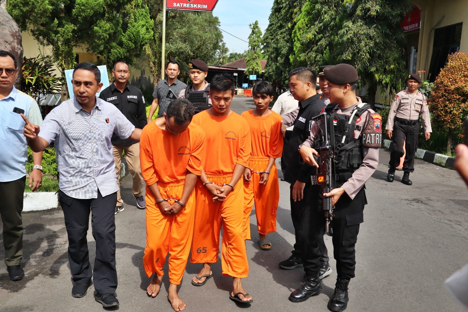 Dua tersangka baju orange sebelah kanan kulakan obat petasan 10 kilogram