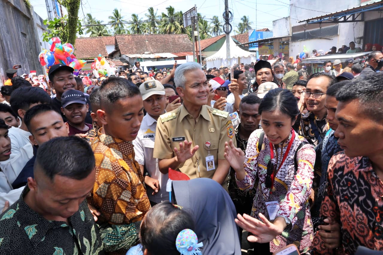 Ganjar Pranowo dikerumuni warga saat di Kebumen