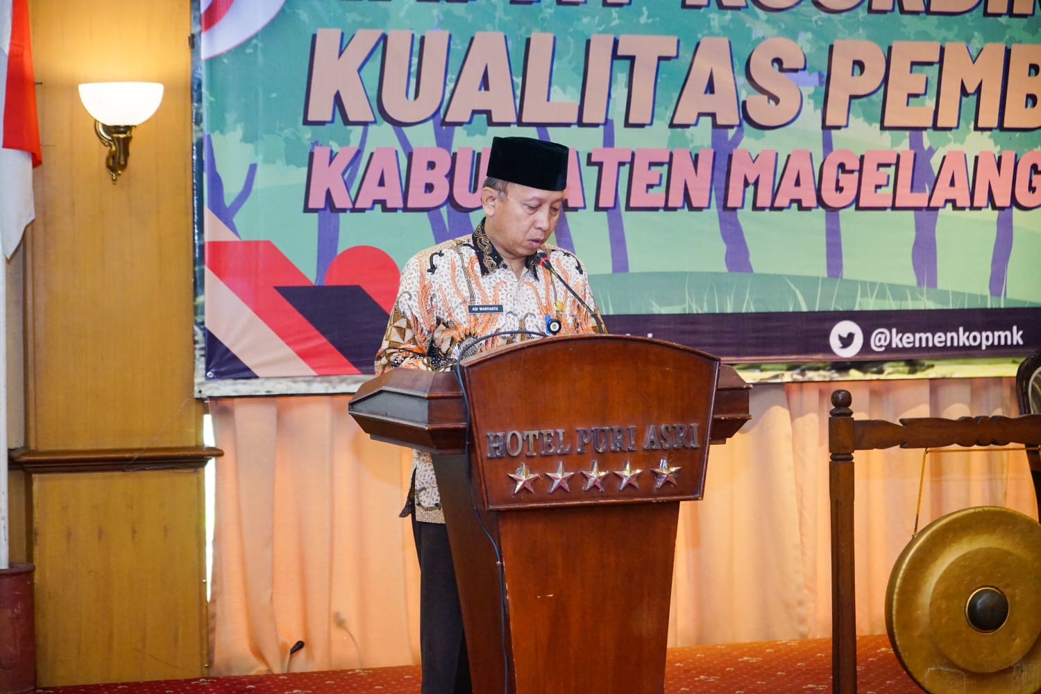 Sekretaris Daerah Kabupaten Magelang bersama Asisten Deputi Pemberdayaan Kawasan dan Mobilitas Spasial Menko PMK, Mustikorini Indri Jatiningrum dan Plt Kepala Dinas Pemberdayaan Masyarakat dan Desa Kabupaten Magelang, Iwan Sutiarso saat membuka Rapat Koordinasi Peningkatan Kualitas Pembangunan Desa.