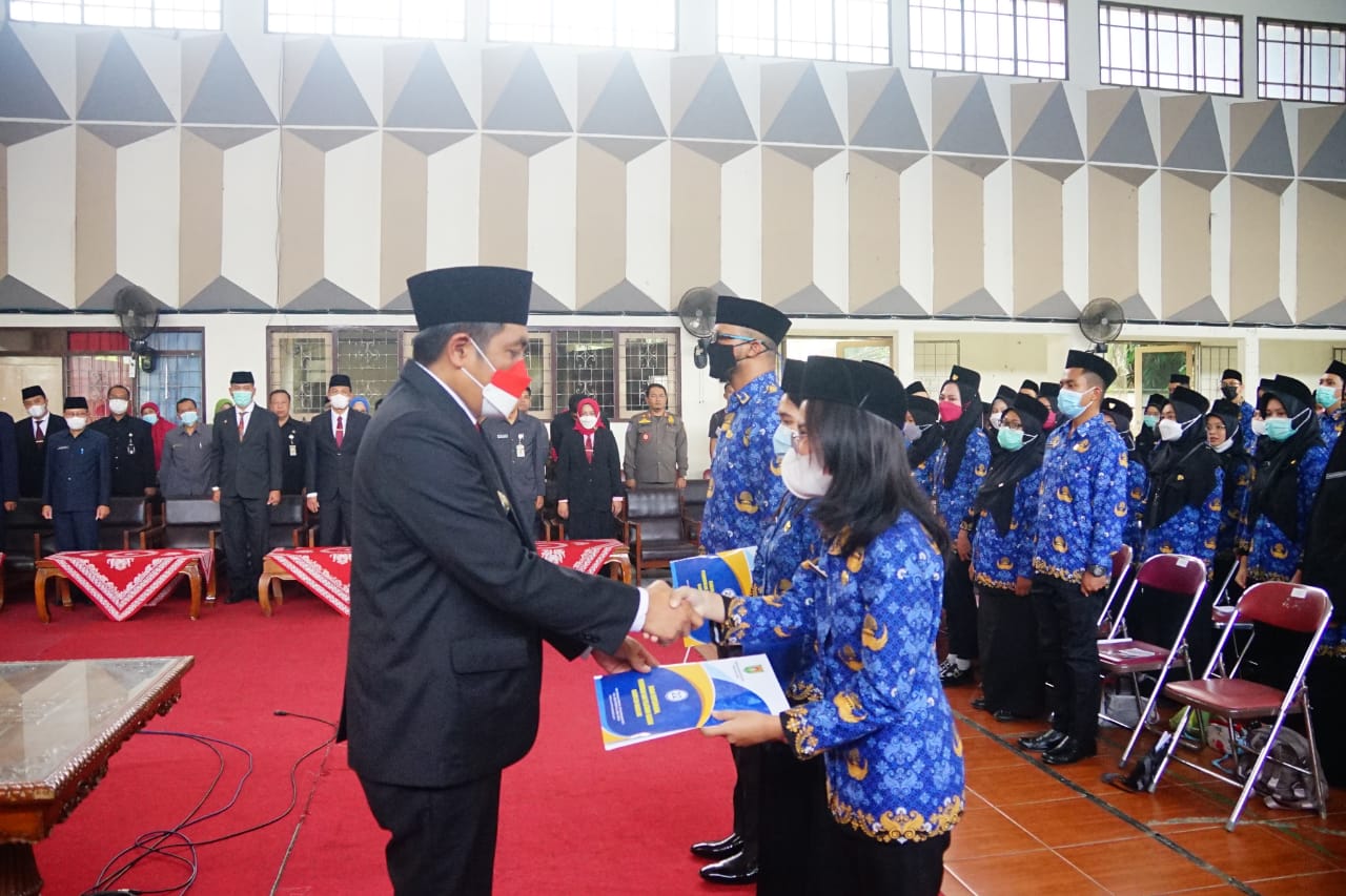Bupati Magelang Zaenal Arifin saat menyerahkan SK pengangkatan PNS Formasi Tahun 2019, yang disaksikan oleh Pejabat di lingkungan Pemerintah Kabupaten Magelang