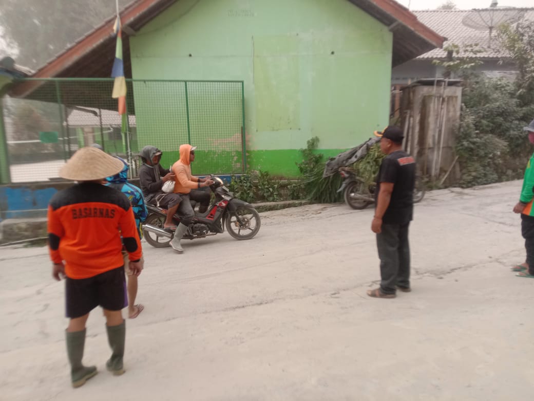 Gunung Merapi Luncurkan Awan Panas Guguran, Warga Diminta Waspada
